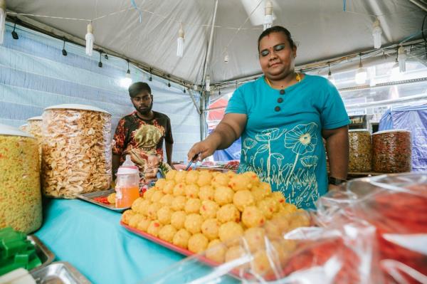 Giovannia Thanggayah, 32, sells homemade murukku and other traditio<em></em>nal delicacies at Jalan Tengku Kelana with her husband.  